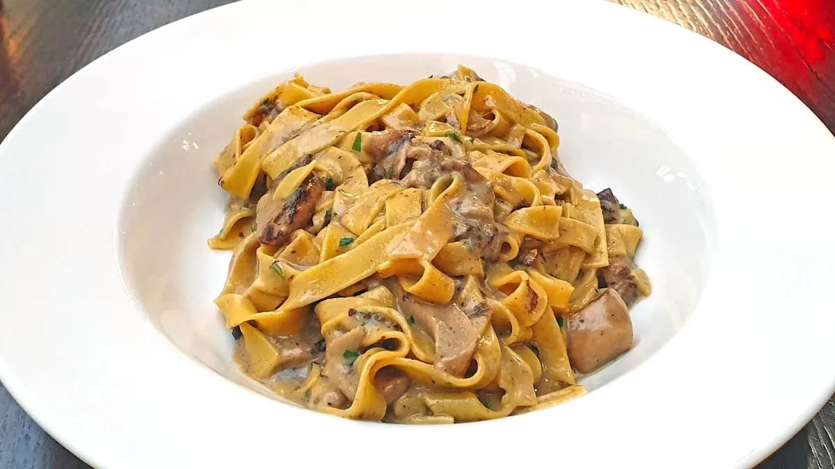 Házi Tagliatelle szélesmetélt vargánya gombás szósszal