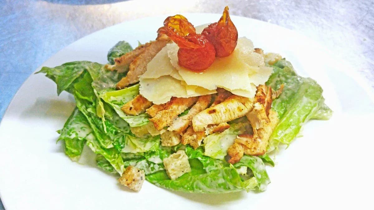 * Cézár saláta csirkemell csíkokkal