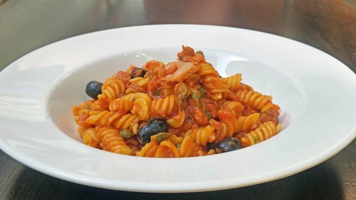 Házi Fusilli tonhalas-paradicsomos szószban fekete olívabogyóval és kapribogyóv