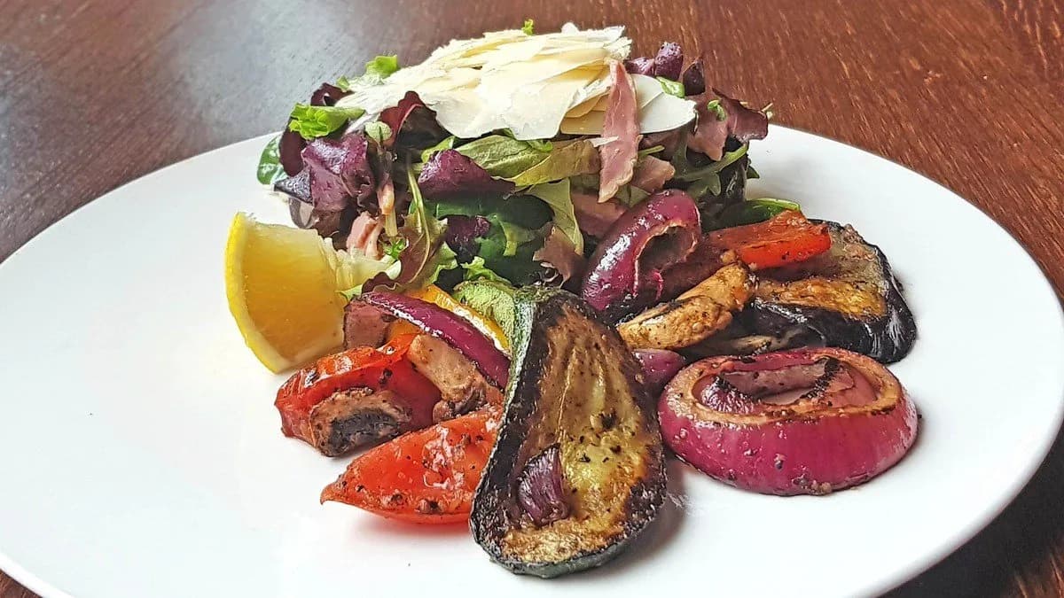 * Füstölt kacsamelles kevert saláta