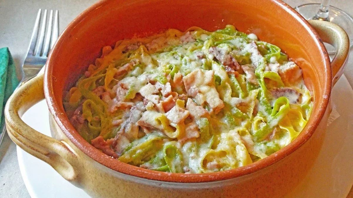 Zöld és sárga házi vékonymetélt Pármai és főtt sonkával