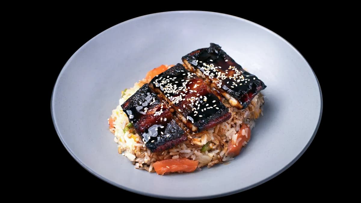 30 Angolnás és Lazacos sült rizs