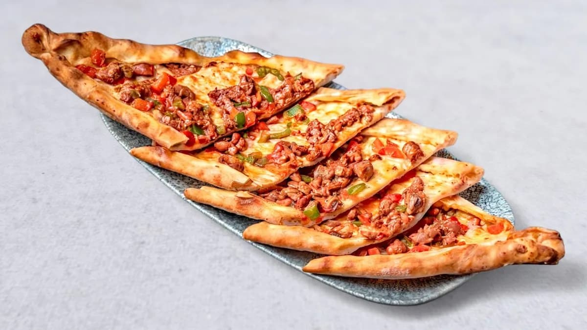 Darált húsos-sajtos pide