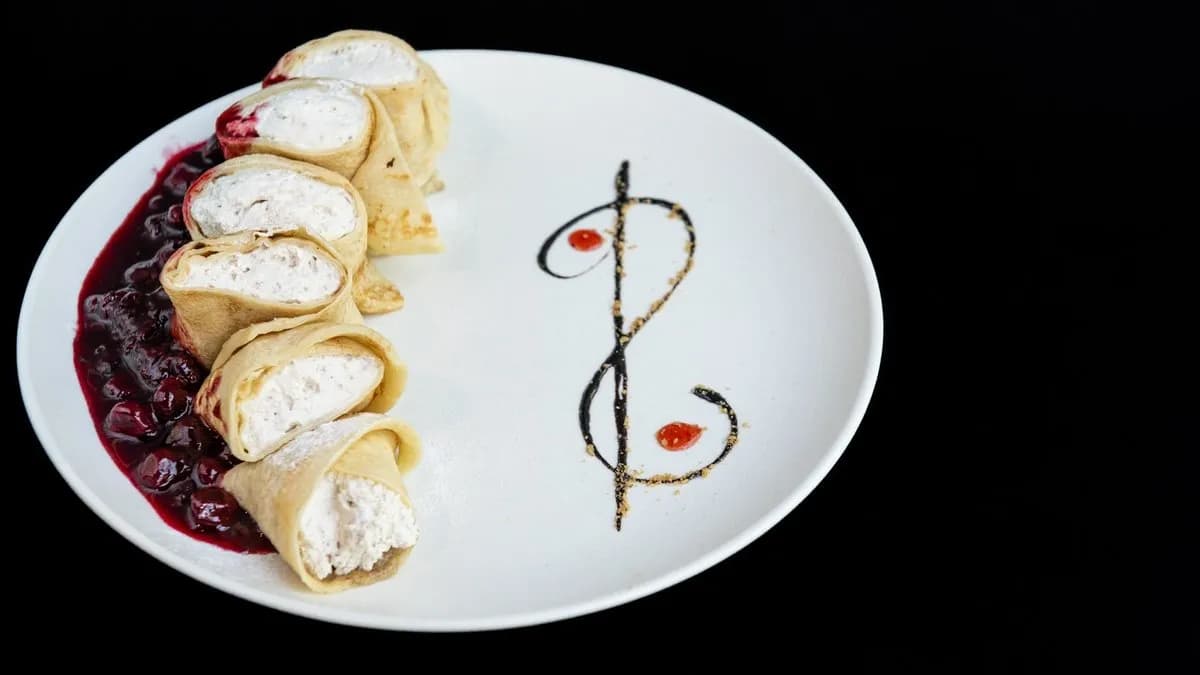 Gesztenyekrémmel töltött palacsinta meggyes csokoládé öntettel