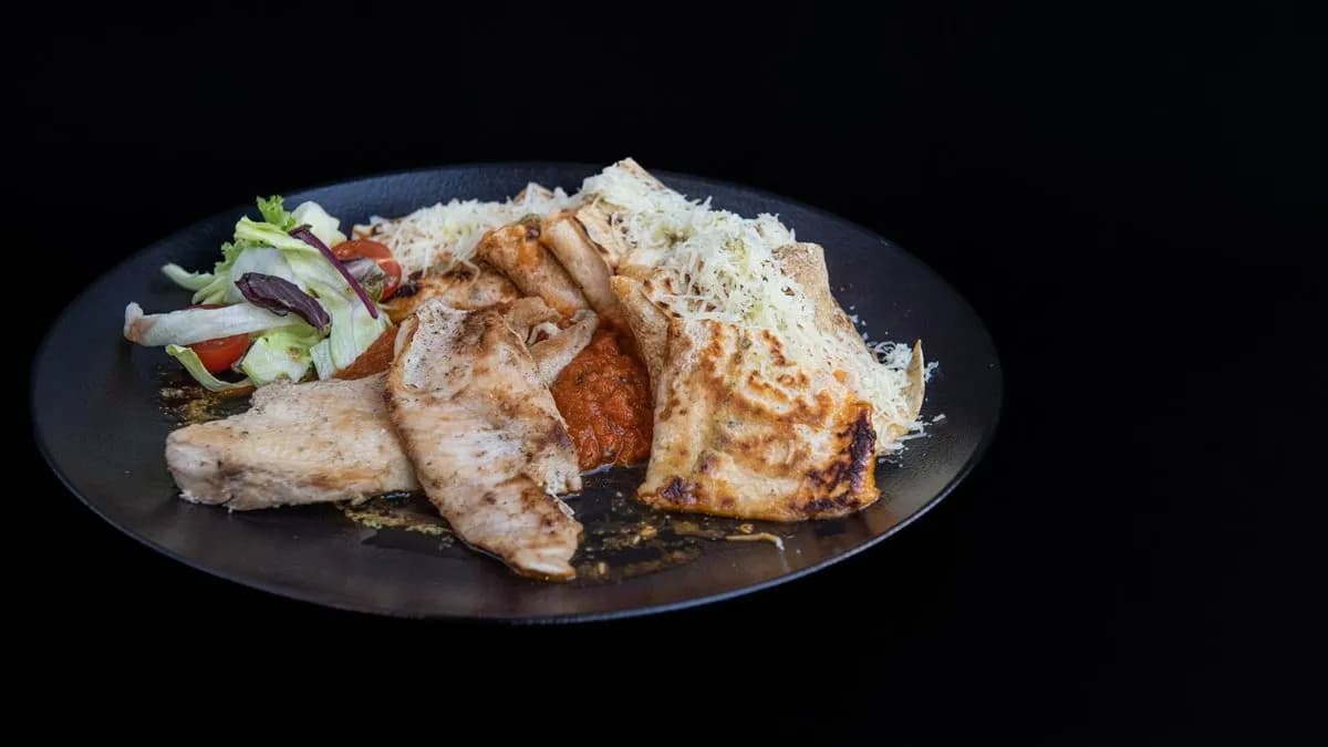 4 sajtos palacsinta, pomodoro mártással, jércemellel