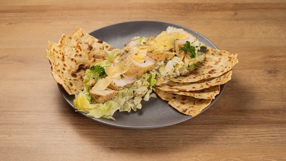 Jércemell szeletek Cézár salátával, parmezán forgáccsal, palacsinta roppanccsal