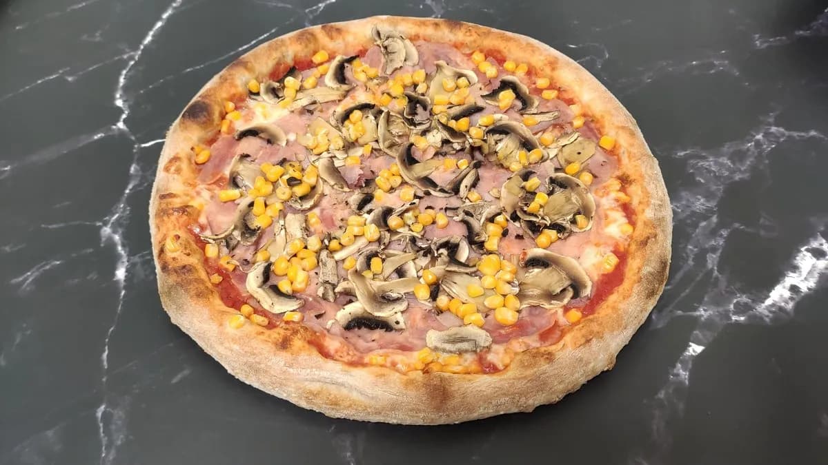 Pizza Prosciutto di Funghi ai Mais - sonka gomba kukorica
