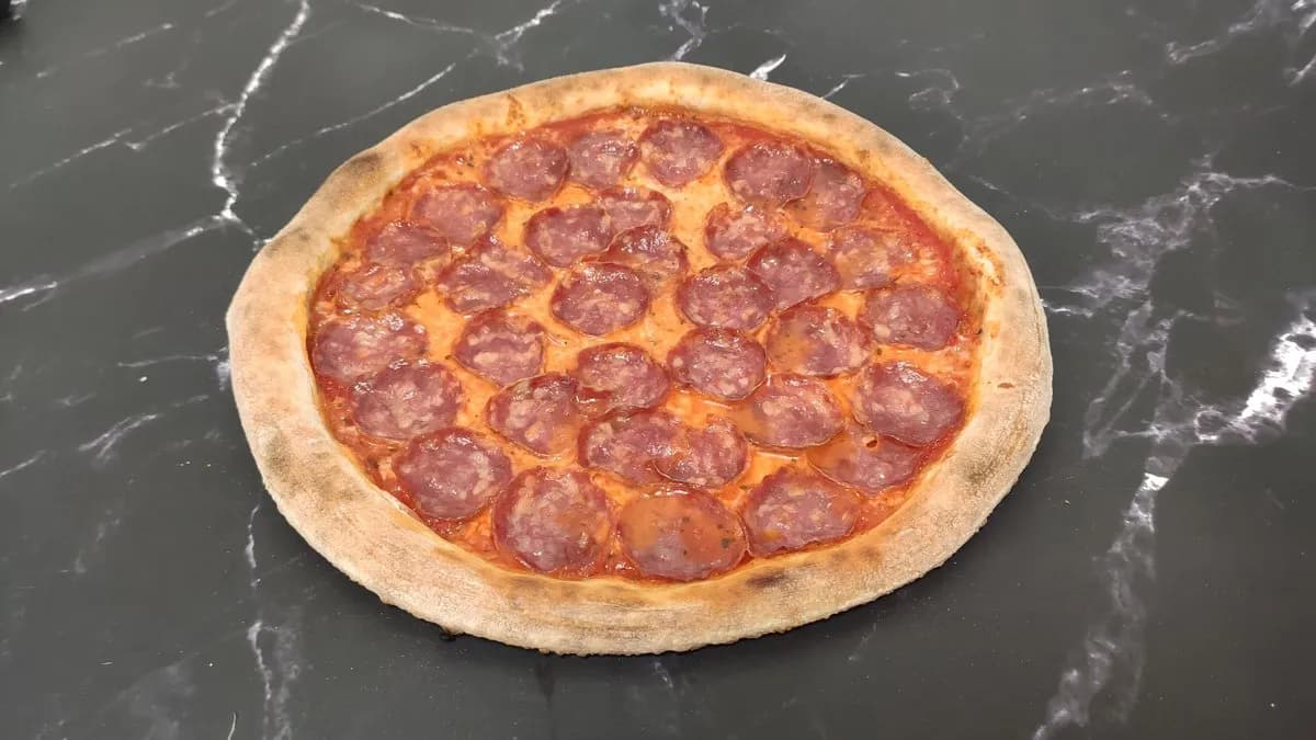 Pizza al Salame no2 - Szalámis