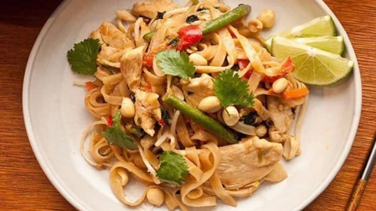 30D. Fried Noodle Fried chicken/Pirított Tészta Sült csirke