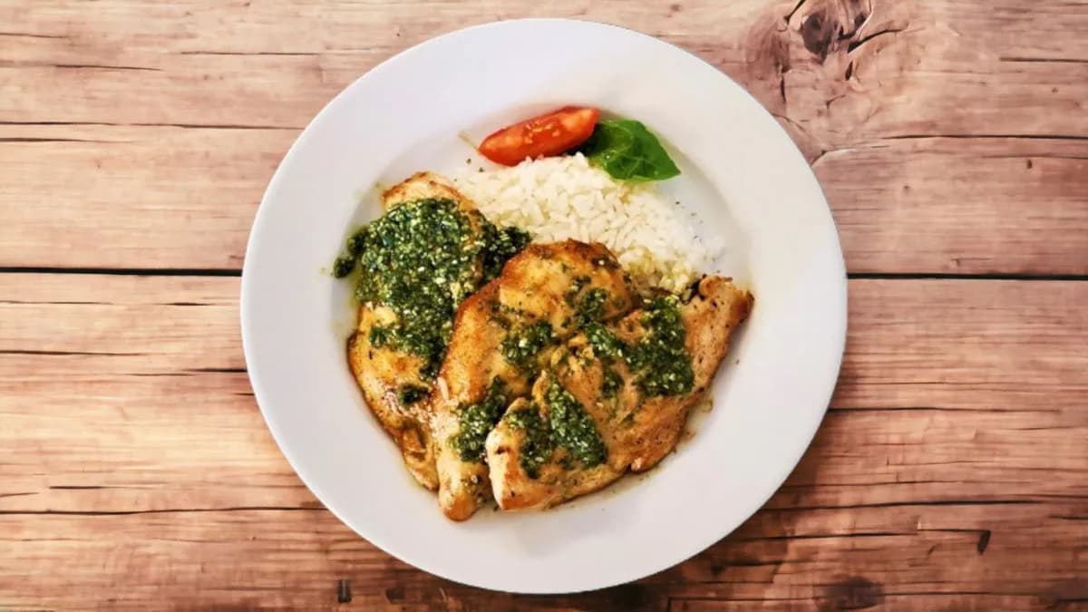 Pestós csirkemell párolt rizzsel