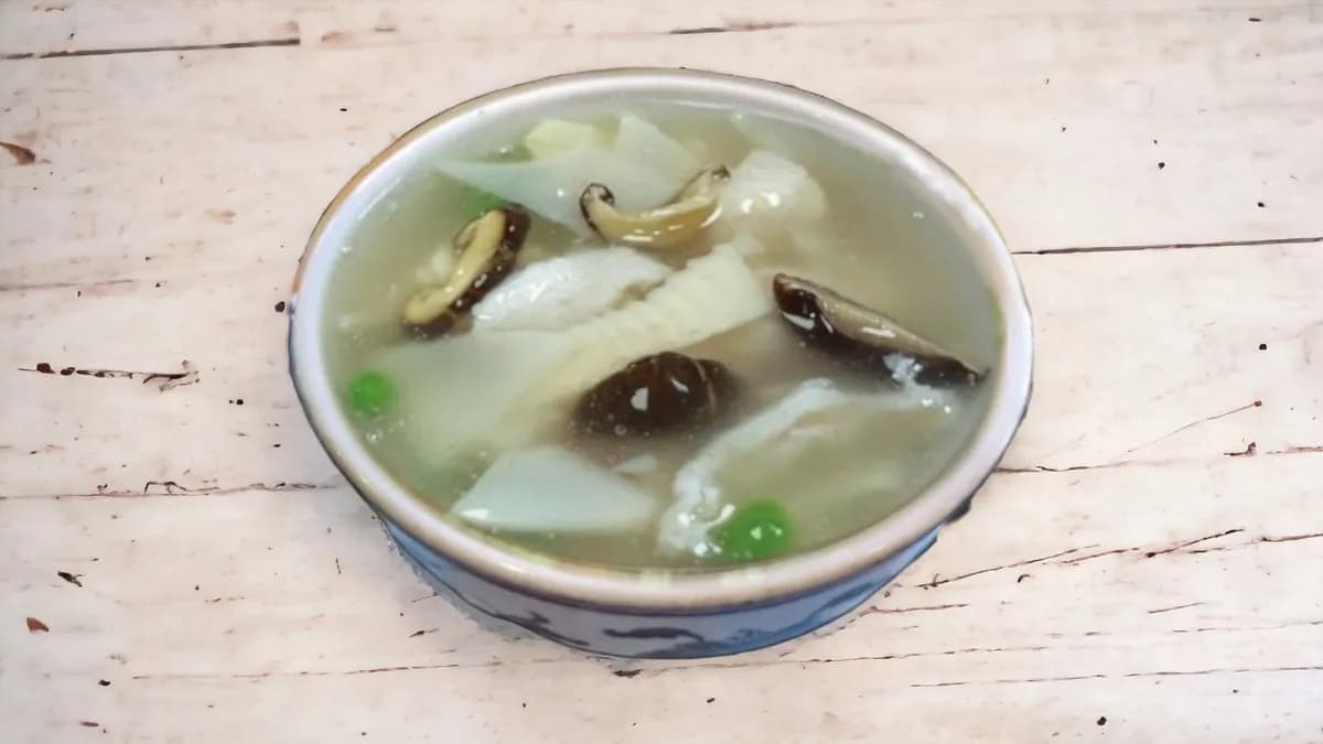 Csirkehús leves bambuszrüggyel, gombával