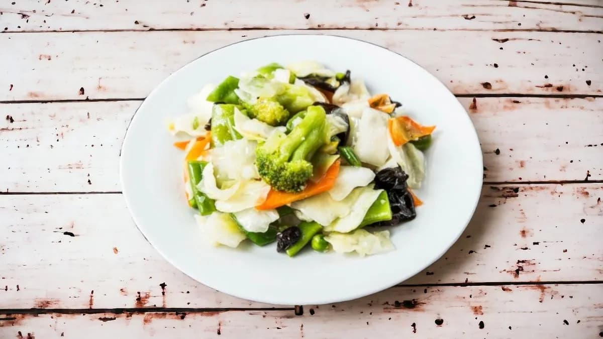 Pirított zöldségek bambuszrüggyel, gombával