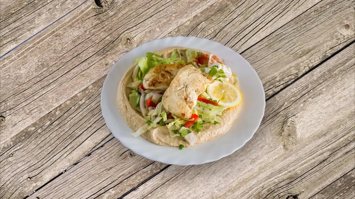 Hummusz halloumi sajttal, friss zöldségágyon, görög pitával