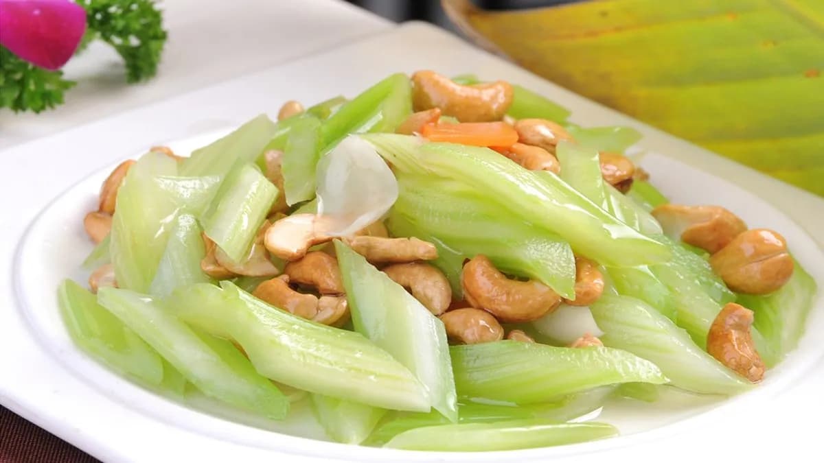 D48 Párolt zeller kesudióval