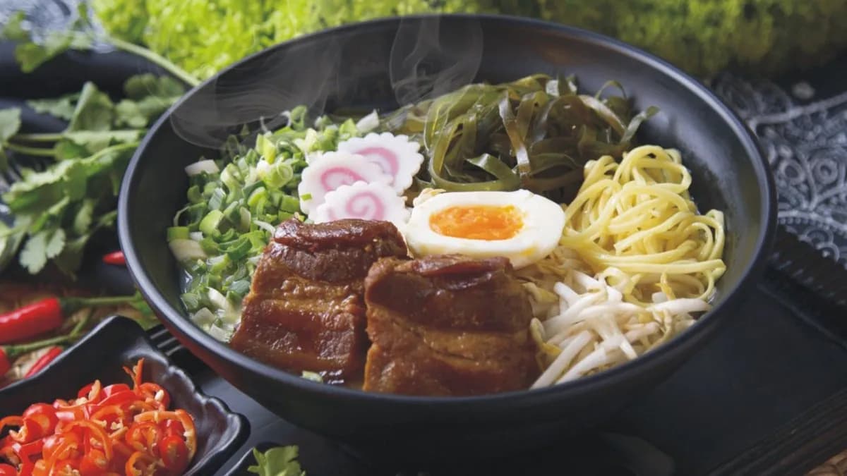 B5. Szójaszószban marinált sertés ramen