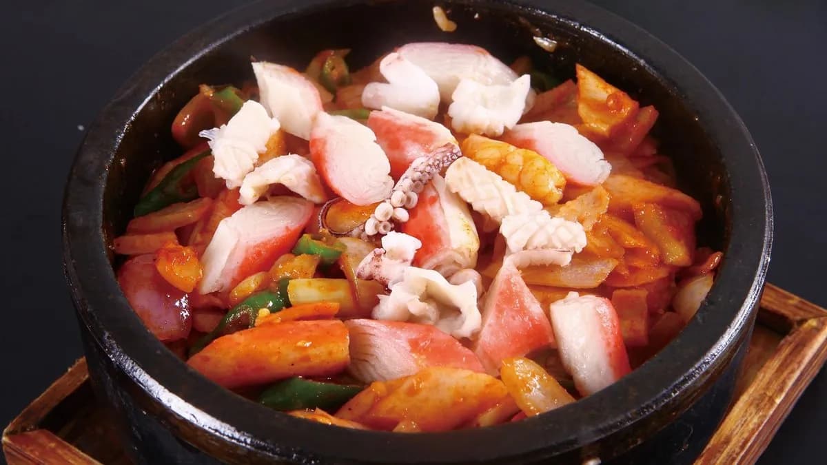 D16 Tenger gyümölcsei köedényben tálalva