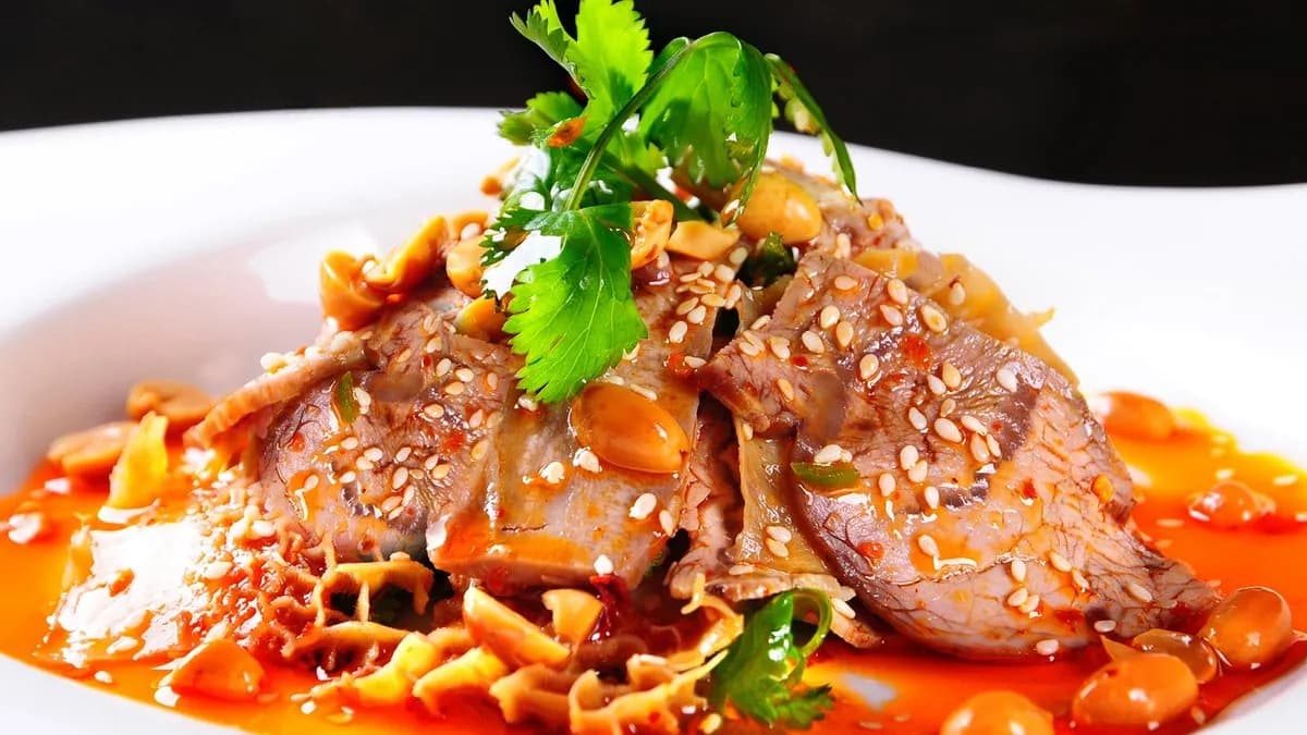 A14. Pácolt és szeletelt marhabelsőségek chiliszószban