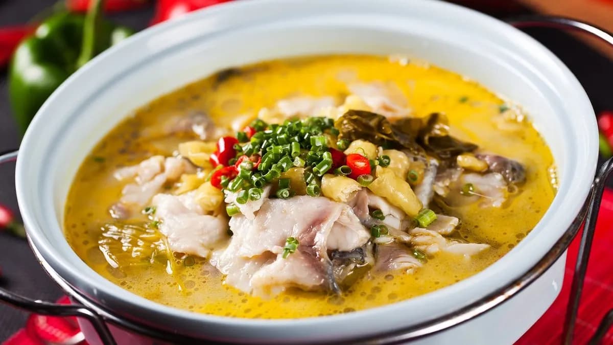 D5 Halhús szeletek kínai savanyú káposztával, csilis levesben forralva