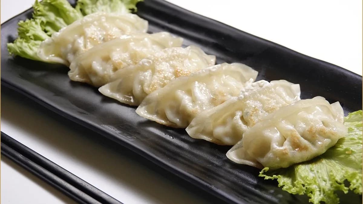 C11. Párolt és sült csirke Gyoza