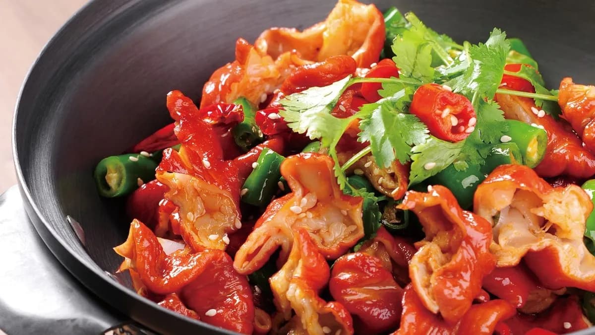 D53Pirított sertésbél-karikák mini wokban tálalva