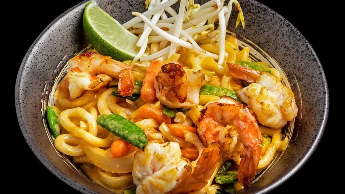 Udon tészta homár krémmel, kókusztejjel és zöldségekkel