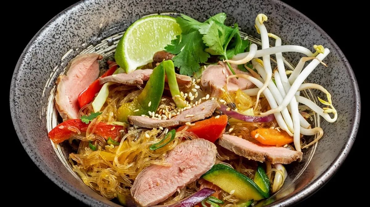 Üvegtészta zöldségekkel, spenóttal