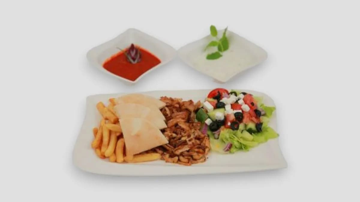 Görög gyros tál görögsalátával, hasábburgonyával 2 krémmel