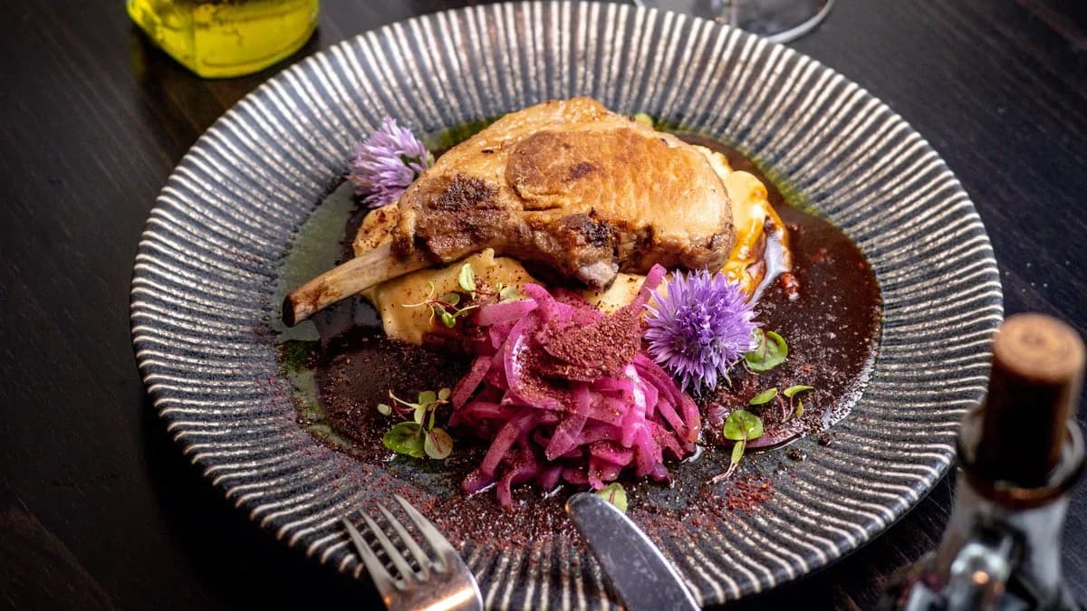 Mangalica french rack konfitált fokhagymás burgonyapürével