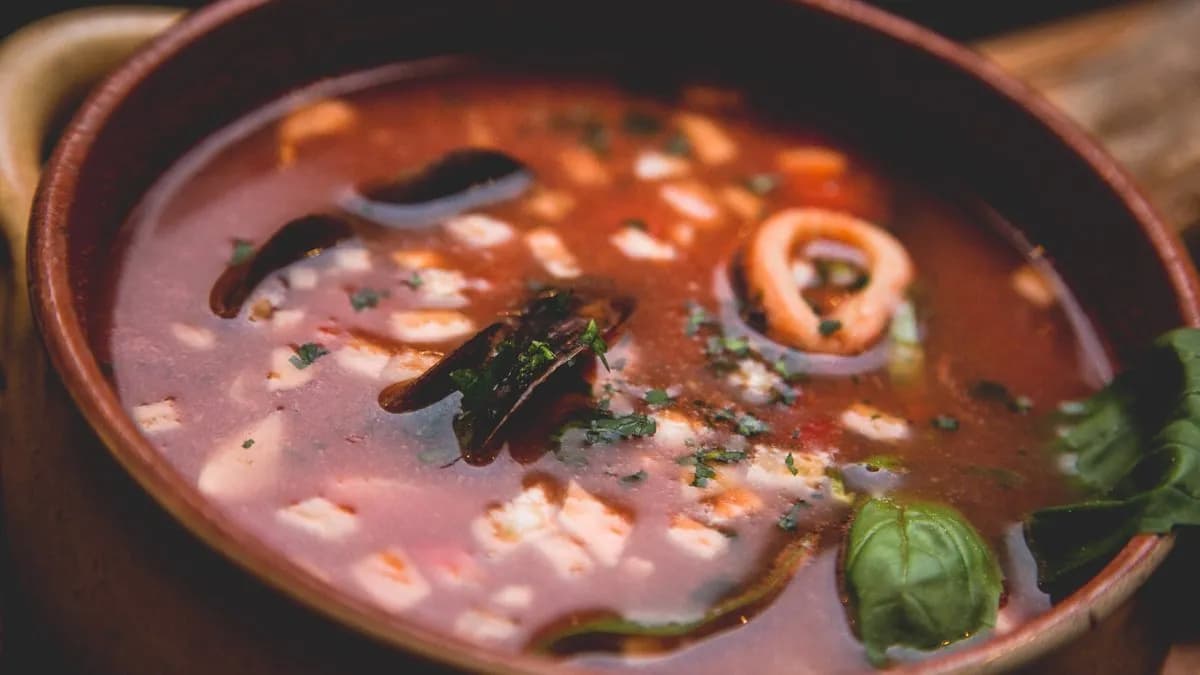 Livornói pikáns halleves