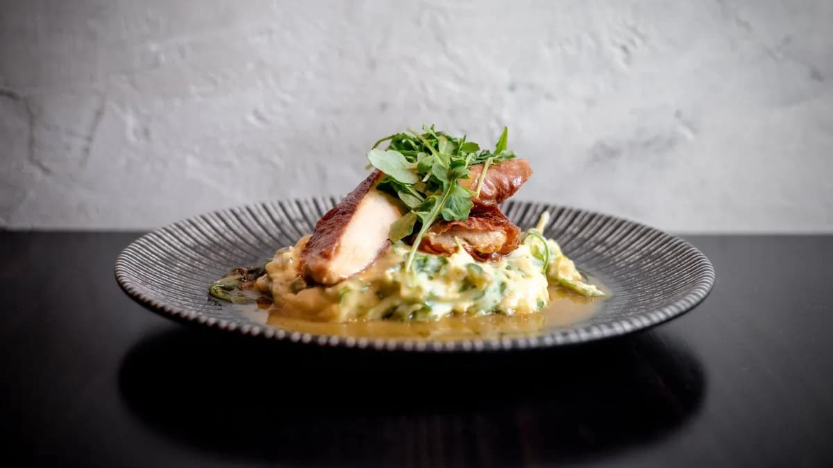 Csirkemell saltimbocca pármai sonkával és zsályával, rukkolás burgonyapürével