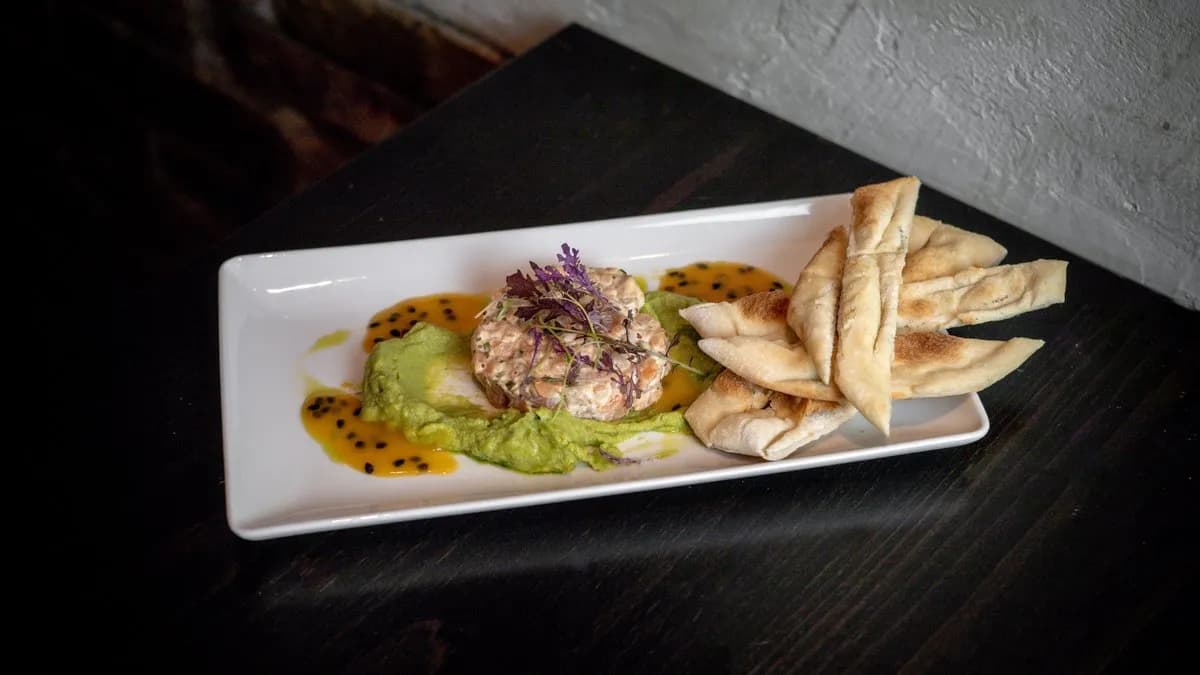 Lazactatár avokádókrémmel, maracujával