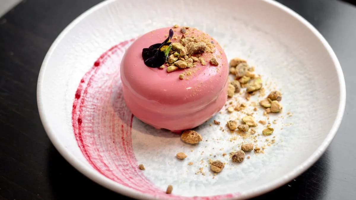 Málnás pisztácia mousse áfonyás zabkeksszel