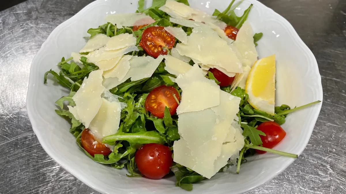 Rukkola saláta koktélparadicsommal és parmezán forgáccsal