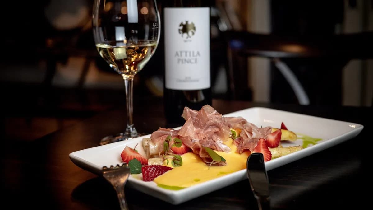 Csengelei fehér spárga, pármai sonkával, eperrel és hollandi mártással