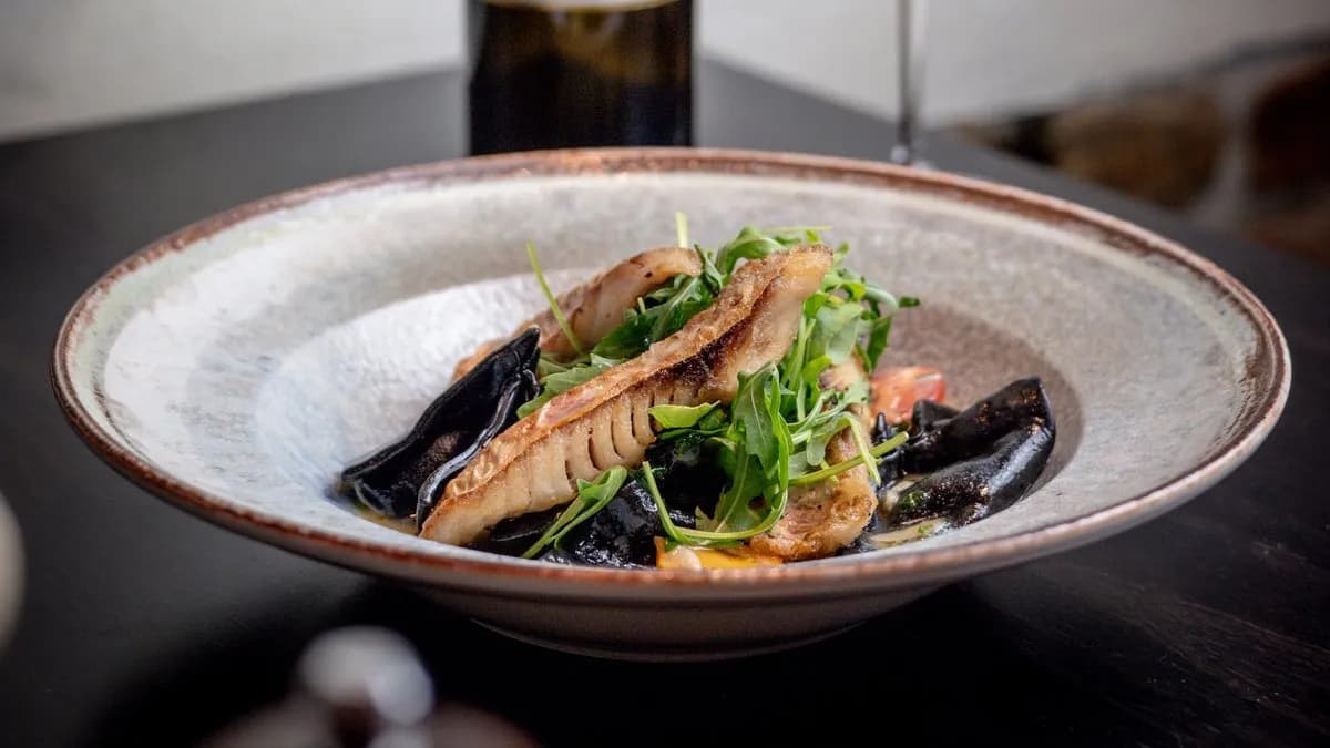 Füstölt pisztránggal töltött fekete fagottini vörös márna filével