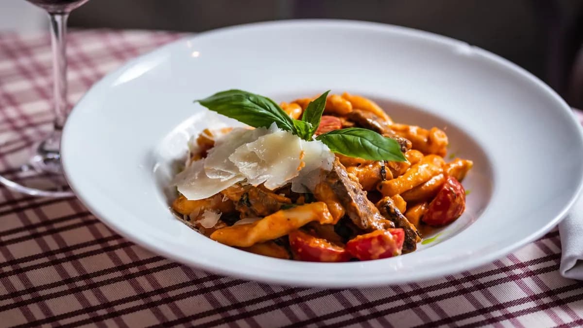 Pirított bélszíncsíkok chilis paradicsomos papfojtó tésztával