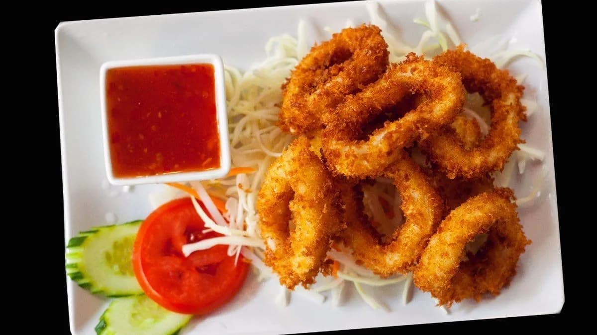 9. Bundázott tintahalkarikák friss salátaágyon - (6 db)