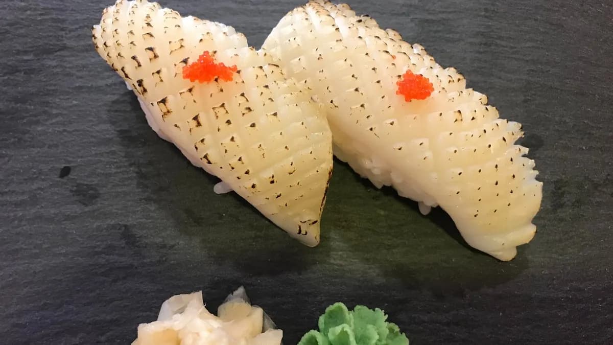 N8. ika-aburi / Grillezett tintahal nigiri (2 db)