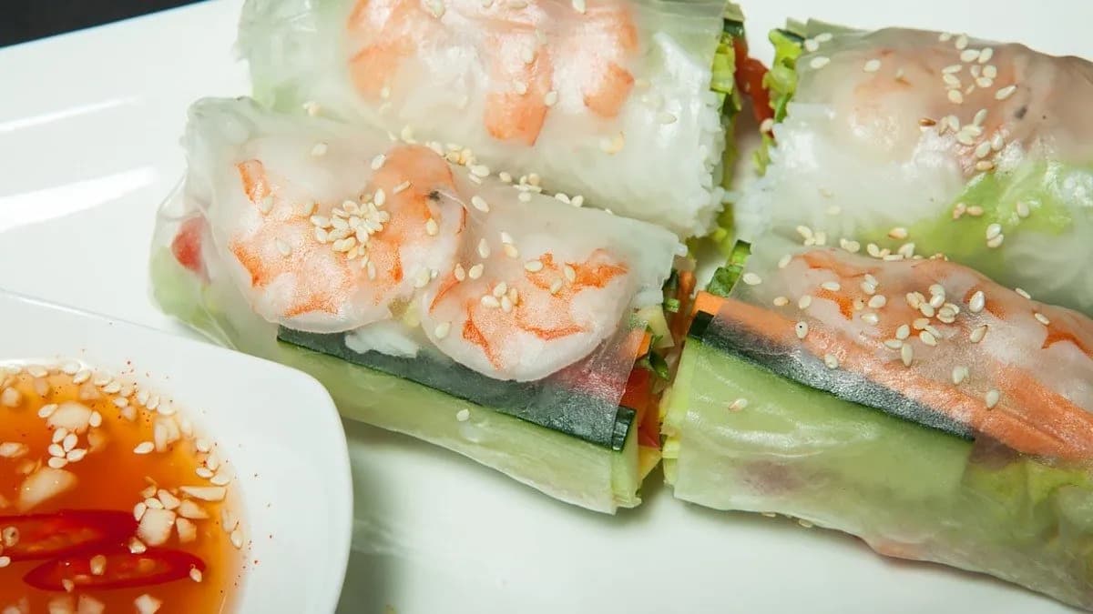 1. RÁKKAL TÖLTÖTT FRISS NYÁRITEKERCS / FRESH SUMMER ROLLS WITH SHRIMP (2db)