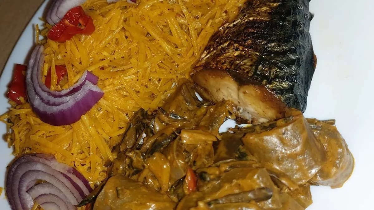 Afrikai saláta tál sült hallal és friss zöldségekkel