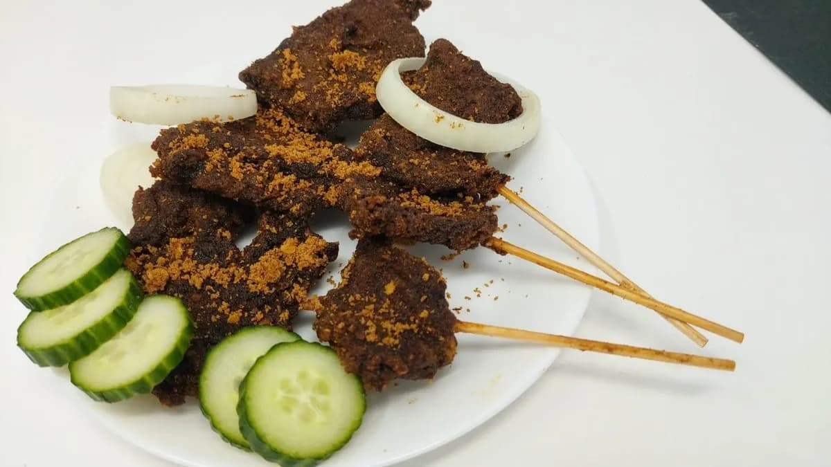 Beef Suya stick - Fűszeres marha szeletek pálcikán friss zöldségekkel
