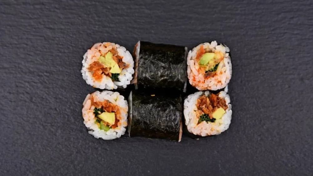 Ropogós lazaccsík maki avokádóval, chilis mustárral és metélőhagymával