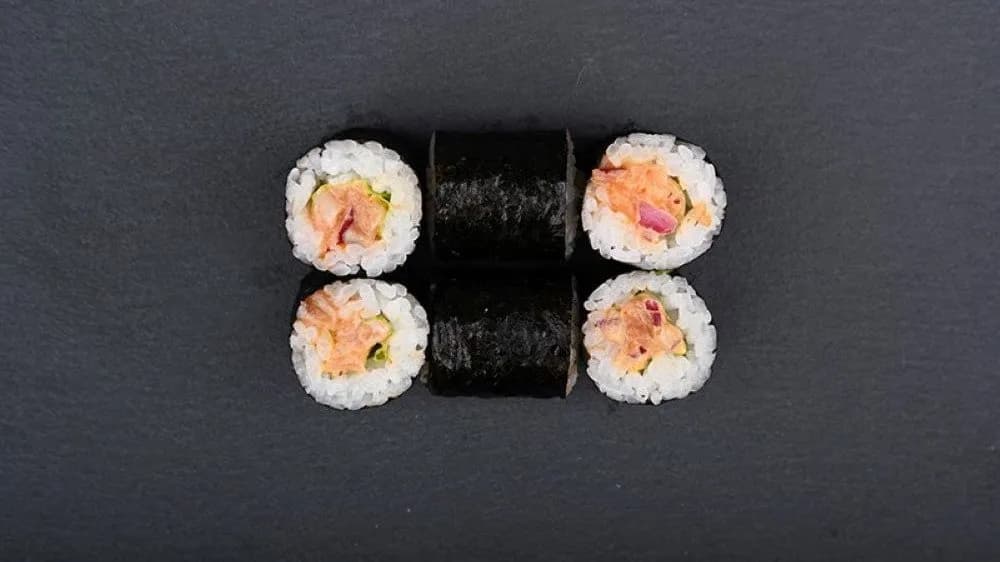 Lazactatár maki jégsalátával, sirachával, lilahagymával, japán majonézzel