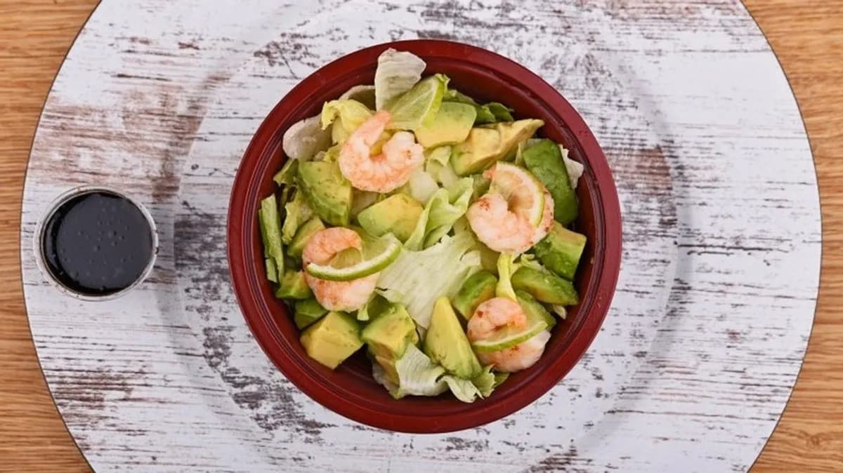 Avokádó saláta garnélával kicsi