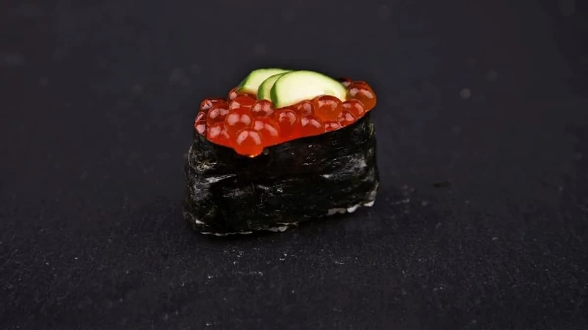 Lazackaviár nigiri hajó