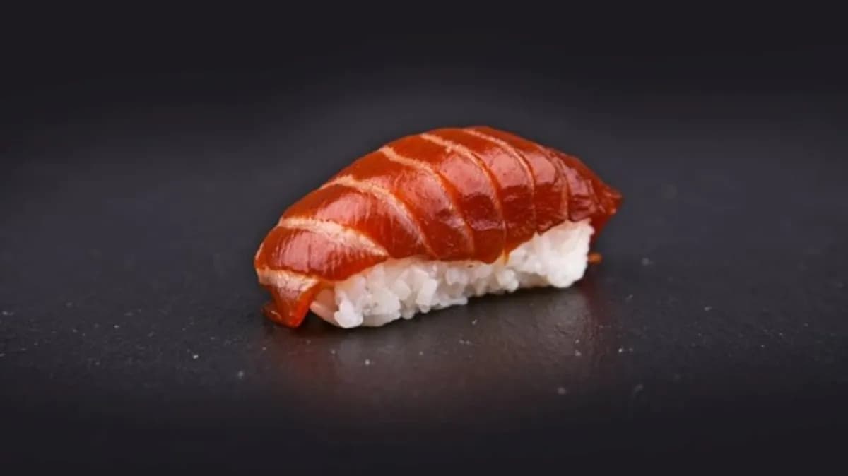 Lazac nigiri csípős teriyaki szószban pácolva