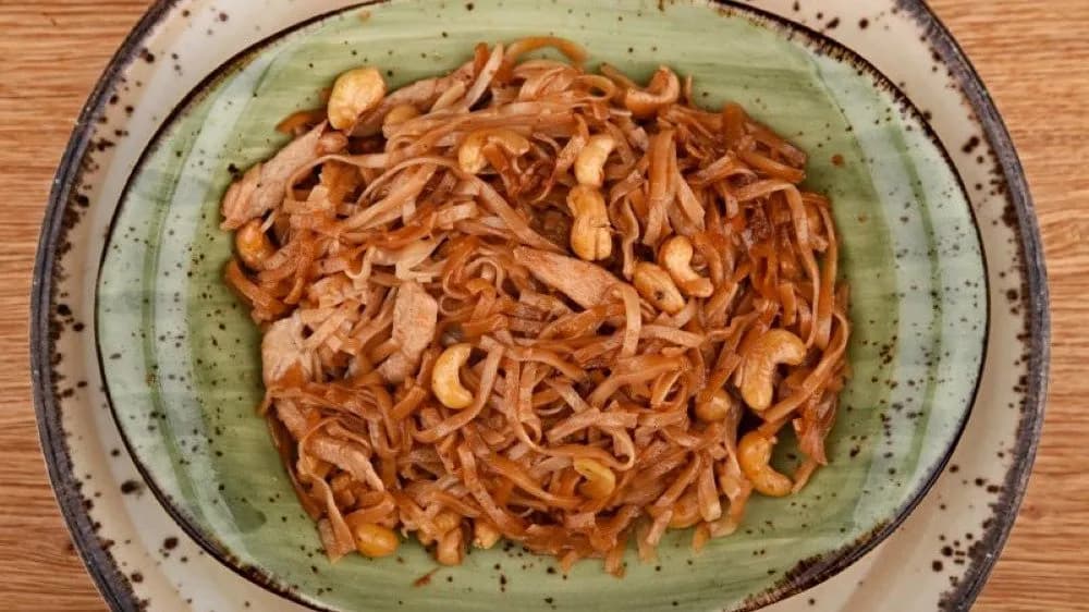 Pirított rizstészta csirkével és kesudióval