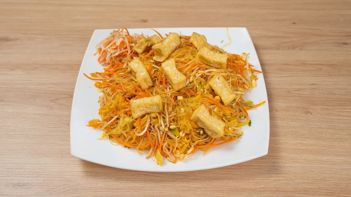 Pirított üvegtészta tofuval