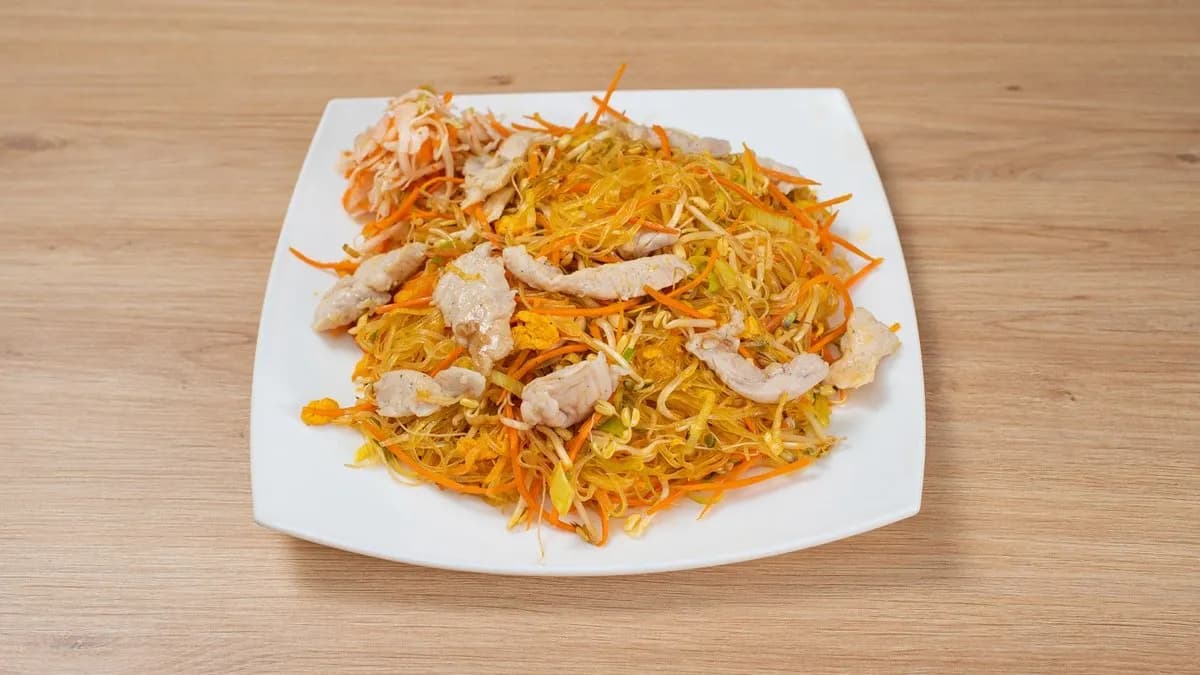 Pirított üvegtészta csirkével