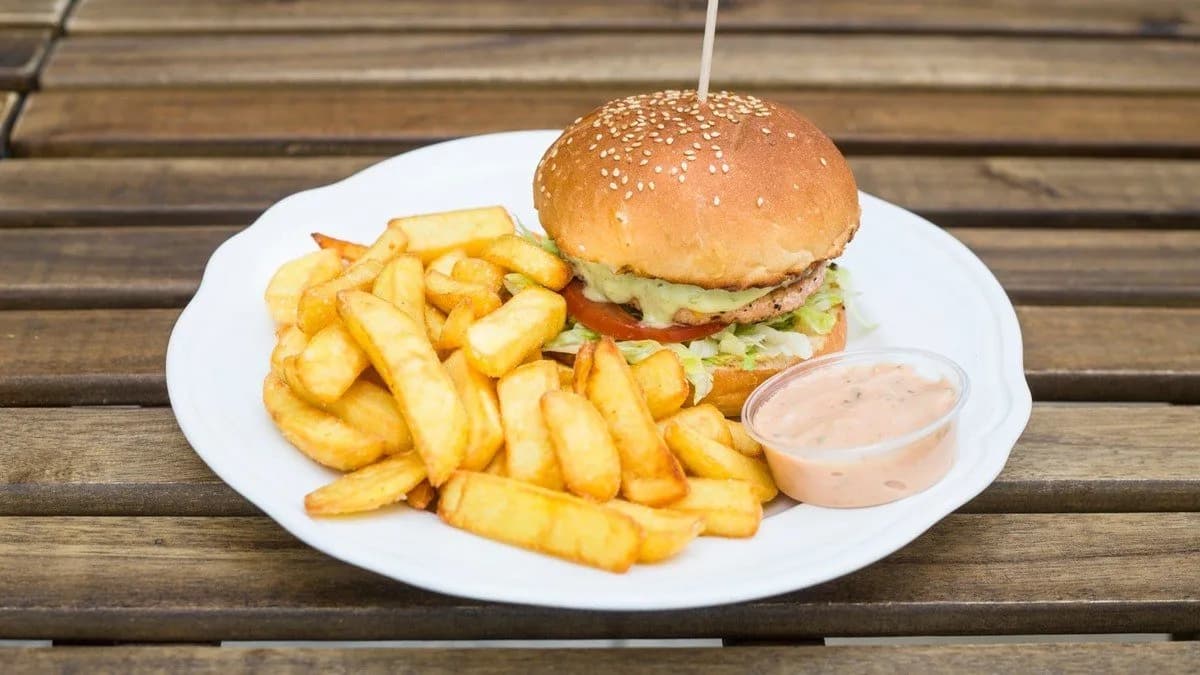 Lazac burger steakburgonyával